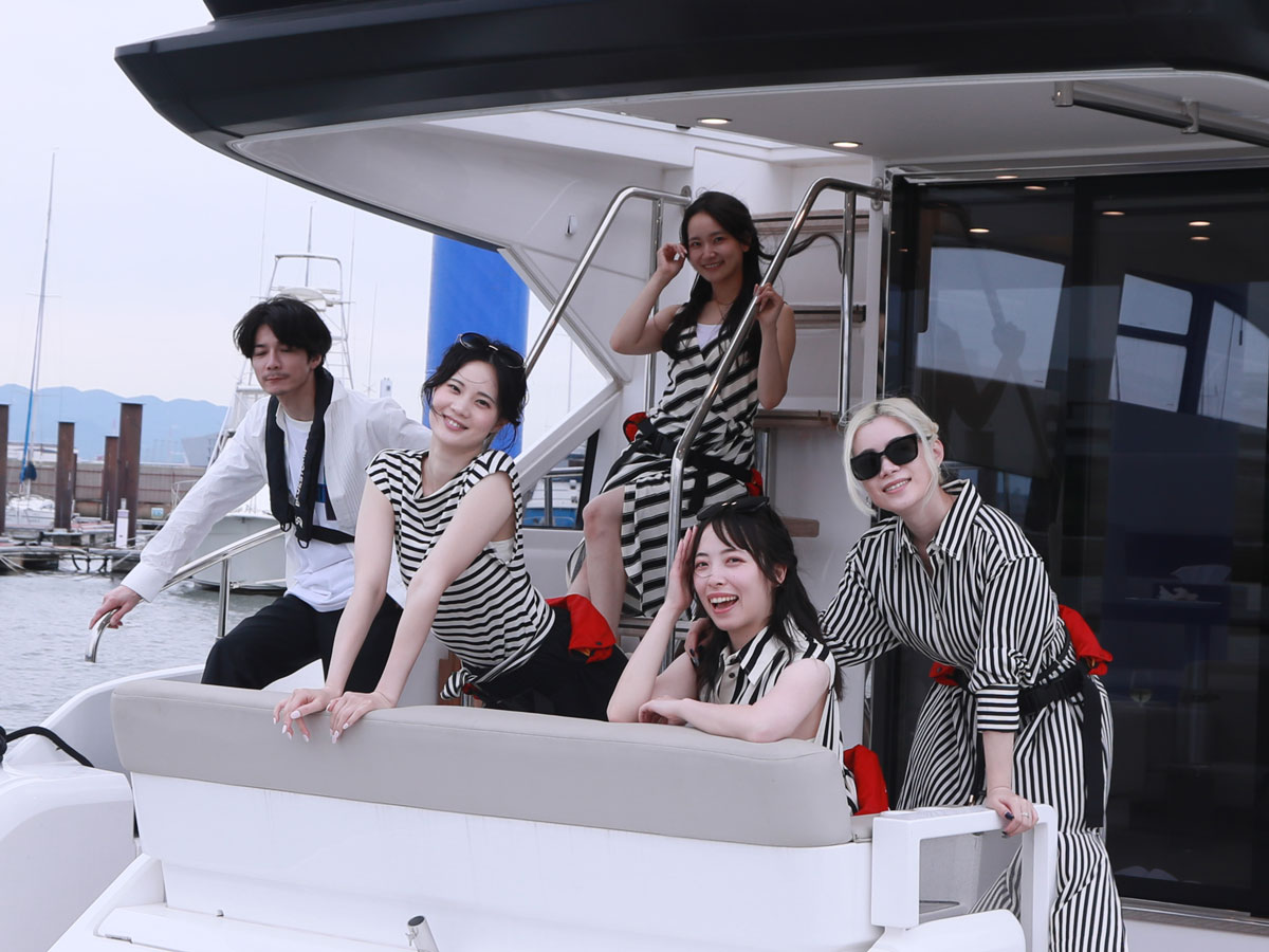 水門をくぐる船